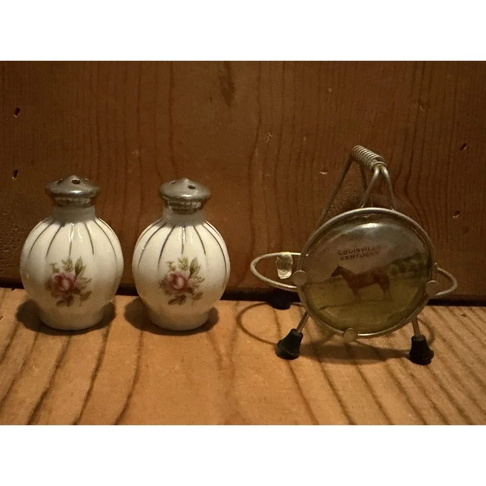 VTG State Capitol Lexington Kentucky Salt & Pepper Shaker W/Holder